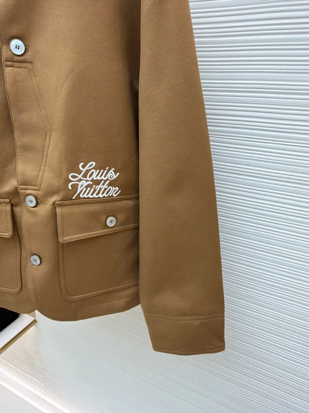 LOUIS VUITTON koi jacquard lapel jacket ●Original version: purchased and developed for 106000 ●Item number: 1681205-C15 ●Fabric: high-quality cotton fabric ●Technology: jacquard production ●Color: brown ●Version: fitted version ●Weight: about 980 grams ●Size: S-M-L-XL ●Description: Made of high-quality cotton fabric, crisp and textured. The leather splicing part of the collar has been carefully tanned and polished to make it soft and glossy. The splicing with the cotton fabric adopts seamless lamination technology; the pattern embroidery adopts multi-color three-dimensional embroidery technology, and different colors of silk threads are layered for embroidery, so that the pattern presents a rich three-dimensional sense and color levels. , the stitching is fine and even, the pattern details are clear and vivid, as if giving the pattern a sense of life; it is made of customized metal material, and has been polished, plated and other processes, the surface is smooth and textured, the stitching at the seams between the buttons and the body is firm, and the opening and closing is smooth, adding exquisite hardware embellishments to the overall shape. The overall wiring is straight and delicate, the fabric is comfortable and soft, and the color is consistent without color difference. It can be matched with the same style to create a fashionable look and control various occasions. Customized accessories, complete with three standards, same style for men and women!